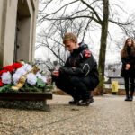 1.3.2016 Kielce. Narodowy Dzień Pamięci Żołnierzy Wyklętych 2016. Pod tablicą upamiętniającą rozbicie więzienia w Kielcach (5 VIII 1945) zapalono znicze. / Wojciech Habdas / Radio Kielce