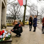 1.3.2016 Kielce. Narodowy Dzień Pamięci Żołnierzy Wyklętych 2016. Pod tablicą upamiętniającą rozbicie więzienia w Kielcach (5 VIII 1945) zapalono znicze. / Wojciech Habdas / Radio Kielce