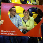 1.3.2016 Kielce. Mecz Vive Tauron - Śląsk Wrocław. W przerwie był czas na romantyczne zdjęcia. / Wojciech Habdas / Radio Kielce