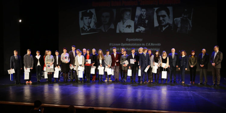 2.3.2016 Kielce.  Trzecie spotkanie edukacyjne "Pamięć bohaterom", połączone z wręczeniem nagród  zwycięzcom konkursu "Żołnierze wyklęci, pamięci zapomnianym bohaterom naszego regionu". / Wojciech Habdas / Radio Kielce