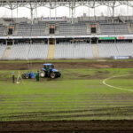 3.3.2015 Kielce. Na Kolporter Arenie trwa wymiana murawy / Wojciech Habdas / Radio Kielce