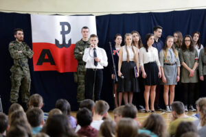 4.3.2016 Kielce. W IV LO odbyła się uroczysta akademia poświęcona rocznicy przemianowania Związku Walki Zbrojnej w Armię Krajową oraz Narodowemu Dniu Pamięci o Żołnierzach Wyklętych. / Wojciech Habdas / Radio Kielce