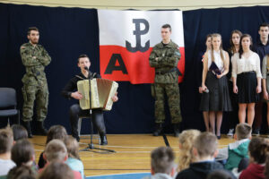 4.3.2016 Kielce. W IV LO odbyła się uroczysta akademia poświęcona rocznicy przemianowania Związku Walki Zbrojnej w Armię Krajową oraz Narodowemu Dniu Pamięci o Żołnierzach Wyklętych. / Wojciech Habdas / Radio Kielce