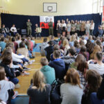 4.3.2016 Kielce. W IV LO odbyła się uroczysta akademia poświęcona rocznicy przemianowania Związku Walki Zbrojnej w Armię Krajową oraz Narodowemu Dniu Pamięci o Żołnierzach Wyklętych. / Wojciech Habdas / Radio Kielce