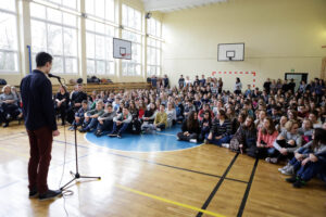 4.3.2016 Kielce. W IV LO odbyła się uroczysta akademia poświęcona rocznicy przemianowania Związku Walki Zbrojnej w Armię Krajową oraz Narodowemu Dniu Pamięci o Żołnierzach Wyklętych. / Wojciech Habdas / Radio Kielce