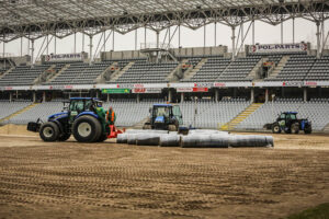 4.3.2016 Kielce. Trwa wymiana murawy na Kolporter Arenie / Wojciech Habdas / Radio Kielce