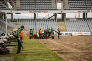 4.3.2016 Kielce. Trwa wymiana murawy na Kolporter Arenie / Wojciech Habdas / Radio Kielce