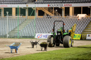 4.3.2016 Kielce. Trwa wymiana murawy na Kolporter Arenie / Wojciech Habdas / Radio Kielce