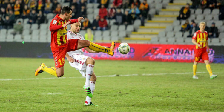 08.03.2016. Mecz 25. kolejki Ekstraklasy: Korona Kielce - Wisła Kraków. Korona zdobywa bramkę. Airam Lopez Cabrera / Wojciech Habdas / Radio Kielce