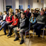 11.3.2016 Samsonów. Spotkanie ze znanym rysownikiem Edwardem Lutczynem w Gminnej Bibliotece w Samsonowie. / Wojciech Habdas / Radio Kielce