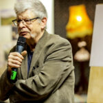 11.3.2016 Samsonów. Spotkanie ze znanym rysownikiem Edwardem Lutczynem w Gminnej Bibliotece w Samsonowie. / Wojciech Habdas / Radio Kielce