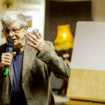 11.3.2016 Samsonów. Spotkanie ze znanym rysownikiem Edwardem Lutczynem w Gminnej Bibliotece w Samsonowie. / Wojciech Habdas / Radio Kielce