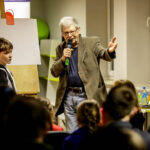 11.3.2016 Samsonów. Spotkanie ze znanym rysownikiem Edwardem Lutczynem w Gminnej Bibliotece w Samsonowie. / Wojciech Habdas / Radio Kielce