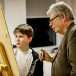 11.3.2016 Samsonów. Spotkanie ze znanym rysownikiem Edwardem Lutczynem w Gminnej Bibliotece w Samsonowie. / Wojciech Habdas / Radio Kielce