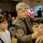 11.3.2016 Samsonów. Spotkanie ze znanym rysownikiem Edwardem Lutczynem w Gminnej Bibliotece w Samsonowie. / Wojciech Habdas / Radio Kielce