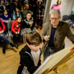 11.3.2016 Samsonów. Spotkanie ze znanym rysownikiem Edwardem Lutczynem w Gminnej Bibliotece w Samsonowie. / Wojciech Habdas / Radio Kielce