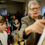 11.3.2016 Samsonów. Spotkanie ze znanym rysownikiem Edwardem Lutczynem w Gminnej Bibliotece w Samsonowie. / Wojciech Habdas / Radio Kielce