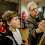 11.3.2016 Samsonów. Spotkanie ze znanym rysownikiem Edwardem Lutczynem w Gminnej Bibliotece w Samsonowie. / Wojciech Habdas / Radio Kielce