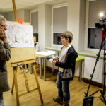 11.3.2016 Samsonów. Spotkanie ze znanym rysownikiem Edwardem Lutczynem w Gminnej Bibliotece w Samsonowie. / Wojciech Habdas / Radio Kielce