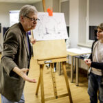 11.3.2016 Samsonów. Spotkanie ze znanym rysownikiem Edwardem Lutczynem w Gminnej Bibliotece w Samsonowie. / Wojciech Habdas / Radio Kielce