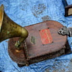 12.3.2016 Kielce. Giełda Kolekcjonerska w WDK. Pneumatyczna,. nożna trąbka służąca do nadawania sygnałów ostrzegawczych.. / Wojciech Habdas / Radio Kielce