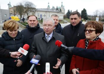 21.03.2016. Konferencja posła PiS Krzysztofa Lipca na placu Artystów / Wojciech Habdas / Radio Kielce