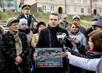 22.3.2016 Starachowice otrzymają blisko 2,5 miliona złotych na projekt rewitalizacji osiedla Robotniczego. Konferencja prasowa Marka Materka, prezydenta Starachowic. / Wojciech Habdas / Radio Kielce