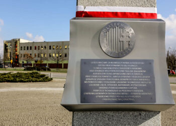 23.3.2016 Kielce. Ponownie odsłonięto Obelisk Laserowyh Technologii Metali przy Politechnice Świętokrzyskiej. / Wojciech Habdas / Radio Kielce