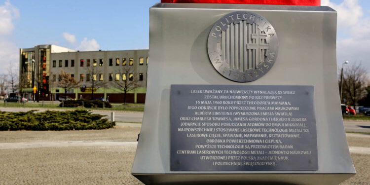 23.3.2016 Kielce. Ponownie odsłonięto Obelisk Laserowyh Technologii Metali przy Politechnice Świętokrzyskiej. / Wojciech Habdas / Radio Kielce