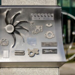 23.3.2016 Kielce. Ponownie odsłonięto Obelisk Laserowyh Technologii Metali przy Politechnice Świętokrzyskiej. / Wojciech Habdas / Radio Kielce