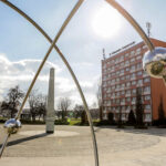 23.3.2016 Kielce. Ponownie odsłonięto Obelisk Laserowyh Technologii Metali przy Politechnice Świętokrzyskiej. / Wojciech Habdas / Radio Kielce