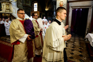 24.3.2016 Kielce. Wielki Czwartek: Msza z poświęceniem krzyżma. Oleje chorych i katechumenów. / Wojciech Habdas / Radio Kielce