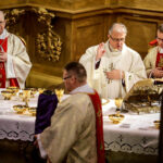 24.3.2016 Kielce. Wielki Czwartek: Msza z poświęceniem krzyżma. Poświęcenie oleju chorych. / Wojciech Habdas / Radio Kielce