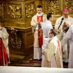 24.3.2016 Kielce. Wielki Czwartek: Msza z poświęceniem krzyżma. Poświęcenie oleju katechumenów. / Wojciech Habdas / Radio Kielce