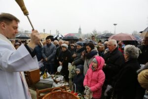 26.03.2016 Kielce. Bazylika Katedralna. Święcenie pokarmów / Wojciech Habdas / Radio Kielce