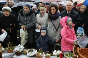 26.03.2016 Kielce. Bazylika Katedralna. Święcenie pokarmów / Wojciech Habdas / Radio Kielce