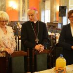 26.03.2016 Kielce. WDK. Śniadanie wielkanocne dla potrzebujących i bezdomnych. Anna Gromska, bp. Marian Florczyk, Agata Wojtyszek / Wojciech Habdas / Radio Kielce