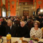 26.03.2016 Kielce. WDK. Śniadanie wielkanocne dla potrzebujących i bezdomnych. Bp. Jan Piotrowski, Andrzej Sygut, ks. Stanisław Słowik / Wojciech Habdas / Radio Kielce