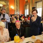 26.03.2016 Kielce. WDK. Śniadanie wielkanocne dla potrzebujących i bezdomnych. Anna Gromska, bp. Marian Florczyk, Agata Wojtyszek, Krzysztof Słoń / Wojciech Habdas / Radio Kielce