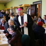 26.03.2016 Kielce. WDK. Śniadanie wielkanocne dla potrzebujących i bezdomnych / Wojciech Habdas / Radio Kielce