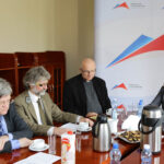 30.3.2016 Kielce. Konferencja prasowa poświęcona Sympozjum Naukowemu – Święty Krzyż – Dziedzictwo Wiary, Kultury i Przyrody, organizowanemu przez Wojewodę Świętokrzyskiego, przy współorganizacji Świętokrzyskiego Parku Narodowego oraz Misjonarzy Oblatów Maryi Niepokalanej ze Świętego Krzyża. / Wojciech Habdas / Radio Kielce