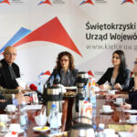 30.3.2016 Kielce. Konferencja prasowa poświęcona Sympozjum Naukowemu – Święty Krzyż – Dziedzictwo Wiary, Kultury i Przyrody, organizowanemu przez Wojewodę Świętokrzyskiego, przy współorganizacji Świętokrzyskiego Parku Narodowego oraz Misjonarzy Oblatów Maryi Niepokalanej ze Świętego Krzyża. / Wojciech Habdas / Radio Kielce