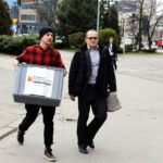 30.3.2016 Kielce. Podpisy pod referendum w sprawie odwołania Prezydenta Wojciecha Lubawskiego trafiły do Komisarza Wyborczego. / Wojciech Habdas / Radio Kielce