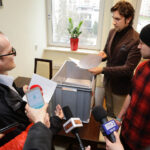 30.3.2016 Kielce. Podpisy pod referendum w sprawie odwołania Prezydenta Wojciecha Lubawskiego trafiły do Komisarza Wyborczego. / Wojciech Habdas / Radio Kielce