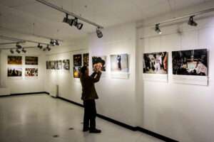 31.3.2016 Kielce. "W kręgu chasydów" - wystawa fotografii w Muzeum Dialogu Kultur / Wojciech Habdas / Radio Kielce