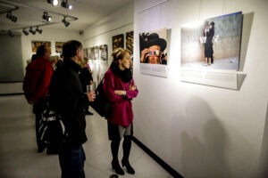 31.3.2016 Kielce. "W kręgu chasydów" - wystawa fotografii w Muzeum Dialogu Kultur / Wojciech Habdas / Radio Kielce