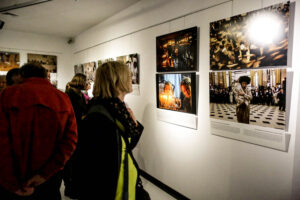 31.3.2016 Kielce. "W kręgu chasydów" - wystawa fotografii w Muzeum Dialogu Kultur / Wojciech Habdas / Radio Kielce