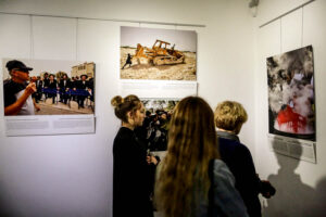 31.3.2016 Kielce. "W kręgu chasydów" - wystawa fotografii w Muzeum Dialogu Kultur / Wojciech Habdas / Radio Kielce