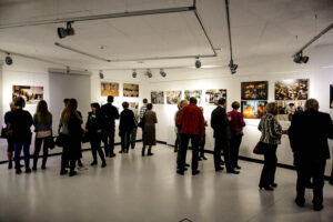 31.3.2016 Kielce. "W kręgu chasydów" - wystawa fotografii w Muzeum Dialogu Kultur / Wojciech Habdas / Radio Kielce