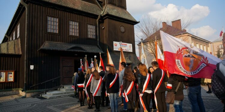 14.04.2016 r. Ostrowieckie uroczystości katyńskie / Teresa Czajkowska / Radio Kielce